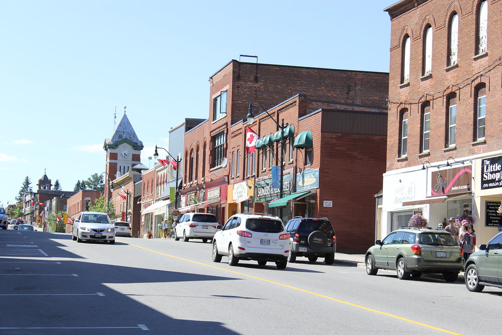 Street view of Bracebridge Ontario shops