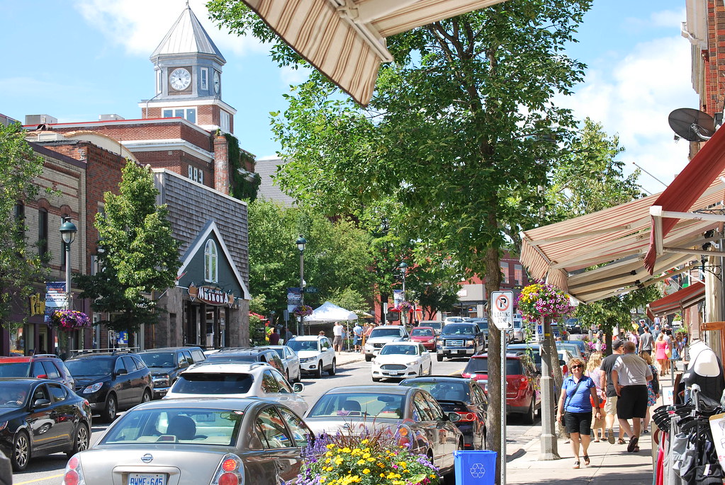 huntsville ontario downtown street businesses